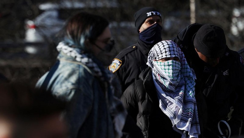 Pengunjuk rasa Pro Palestina memblokir beberapa jembatan dan terowongan di Kota New York pada hari Senin (8/1). Mereka menuntut gencatan senjata segera dalam konflik Israel- Hamas yang telah berlangsung selama beberapa bulan. (REUTERS/Shannon Stapleton)