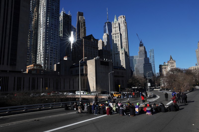 Pengunjuk rasa Pro Palestina memblokir beberapa jembatan dan terowongan di Kota New York pada hari Senin (8/1). Mereka menuntut gencatan senjata segera dalam konflik Israel- Hamas yang telah berlangsung selama beberapa bulan. (REUTERS/Shannon Stapleton) Pengunjuk rasa Pro Palestina memblokir beberapa jembatan dan terowongan di Kota New York pada hari Senin (8/1). Mereka menuntut gencatan senjata segera dalam konflik Israel- Hamas yang telah berlangsung selama beberapa bulan. (REUTERS/Shannon Stapleton)