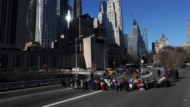 Pengunjuk rasa Pro Palestina memblokir beberapa jembatan dan terowongan di Kota New York pada hari Senin (8/1). Mereka menuntut gencatan senjata segera dalam konflik Israel- Hamas yang telah berlangsung selama beberapa bulan. (REUTERS/Shannon Stapleton)