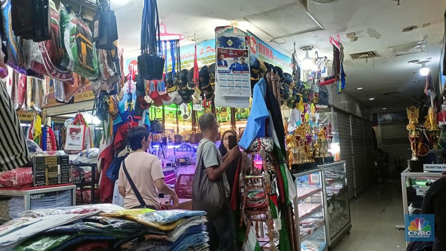 Penjual atribut kampanye di Pasar Senen. (²©²ÊÍøÕ¾/Ferry Sandi)