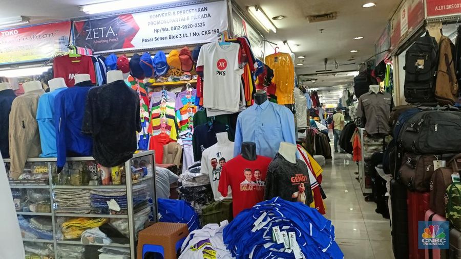 Penjual atribut kampanye di Pasar Senen. (վ/Ferry Sandi)