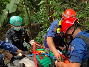 Pria di Depok Jatuh ke Jurang Saat Tebang Pohon, Damkar Evakuasi