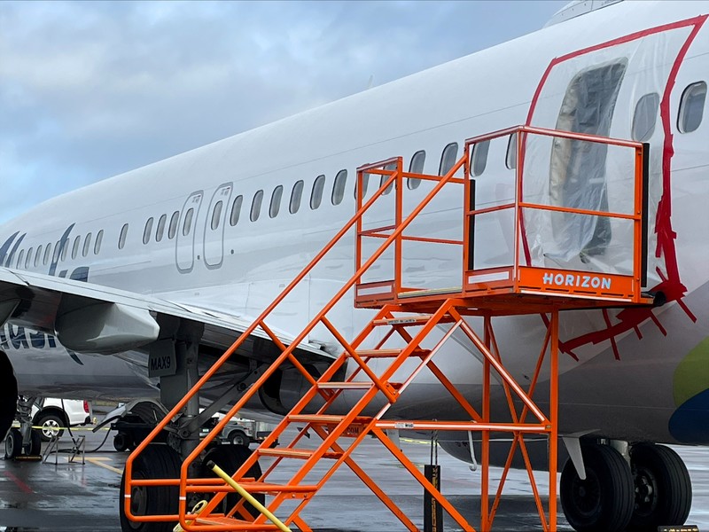 Petugas memeriksa area pintu badan pesawat Alaska Airlines Penerbangan 1282 Boeing 737-9 MAX, yang terlepas dan pesawat melakukan pendaratan darurat, (8/1/2024). (via REUTERS/NTSB) Petugas memeriksa area pintu badan pesawat Alaska Airlines Penerbangan 1282 Boeing 737-9 MAX, yang terlepas dan pesawat melakukan pendaratan darurat, (8/1/2024). (via REUTERS/NTSB)