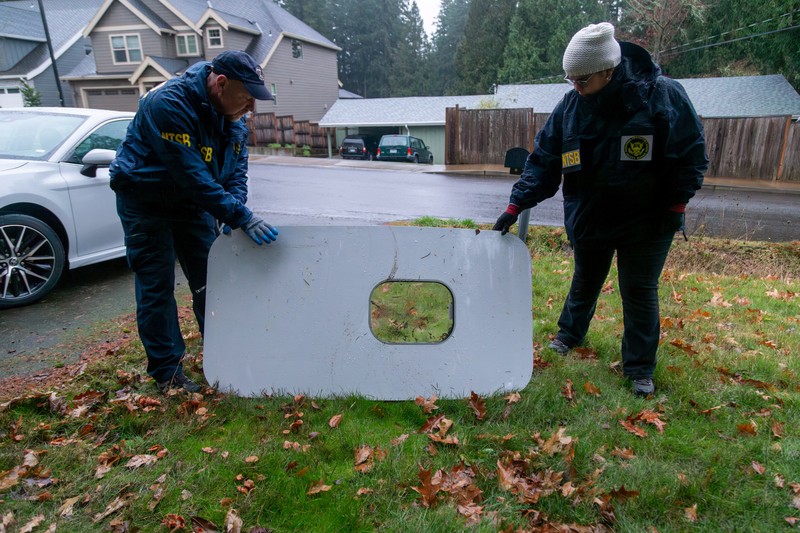 Petugas memeriksa area pintu badan pesawat Alaska Airlines Penerbangan 1282 Boeing 737-9 MAX, yang terlepas dan pesawat melakukan pendaratan darurat, (8/1/2024). (via REUTERS/NTSB) Petugas memeriksa area pintu badan pesawat Alaska Airlines Penerbangan 1282 Boeing 737-9 MAX, yang terlepas dan pesawat melakukan pendaratan darurat, (8/1/2024). (via REUTERS/NTSB)