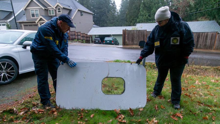 Petugas memeriksa area pintu badan pesawat Alaska Airlines Penerbangan 1282 Boeing 737-9 MAX, yang terlepas dan pesawat melakukan pendaratan darurat, (8/1/2024). (via REUTERS/NTSB)