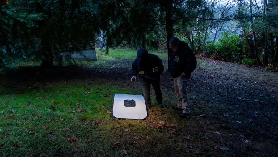 Petugas memeriksa area pintu badan pesawat Alaska Airlines Penerbangan 1282 Boeing 737-9 MAX, yang terlepas dan pesawat melakukan pendaratan darurat, (8/1/2024). (via REUTERS/NTSB)