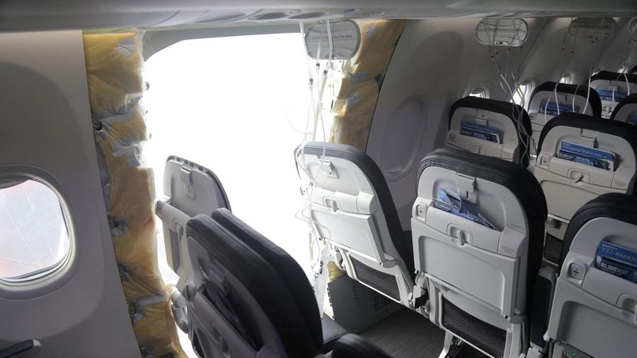 Petugas memeriksa area pintu badan pesawat Alaska Airlines Penerbangan 1282 Boeing 737-9 MAX, yang terlepas dan pesawat melakukan pendaratan darurat, (8/1/2024). (via REUTERS/NTSB)
