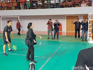 Resmikan GOR Bung Karno Sukoharjo, Puan Maharani Main Bulutangkis