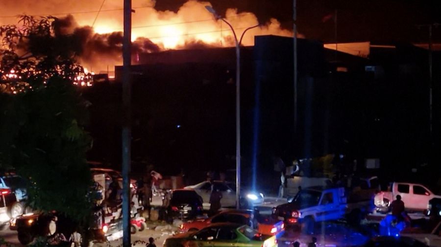 Orang-orang berkumpul di dekat sebuah gedung, di tengah laporan penjarahan dan pembakaran yang meluas ketika polisi dan sektor publik memprotes pemotongan gaji yang menurut para pejabat disebabkan oleh kesalahan administratif, di Port Moresby, Papua Nugini, 10 Januari 2024, dalam tangkapan layar yang diperoleh dari sebuah video. (Mackenzie Waide/via REUTERS)