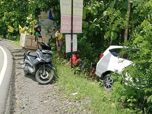 Banting Setir Hindari Pemotor, Mobil Terperosok di Jalan Wonosari