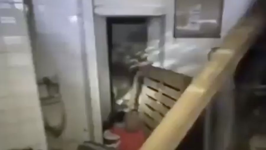 Sebuah sinagoge di Brooklyn, New York, rusak usai sekte Yahudi Hasidic menemukan terowongan bawah tanah yang diduga dibangun oleh jemaat sesat. (Tangkapan Layar Media X @OttawaPatriot88)