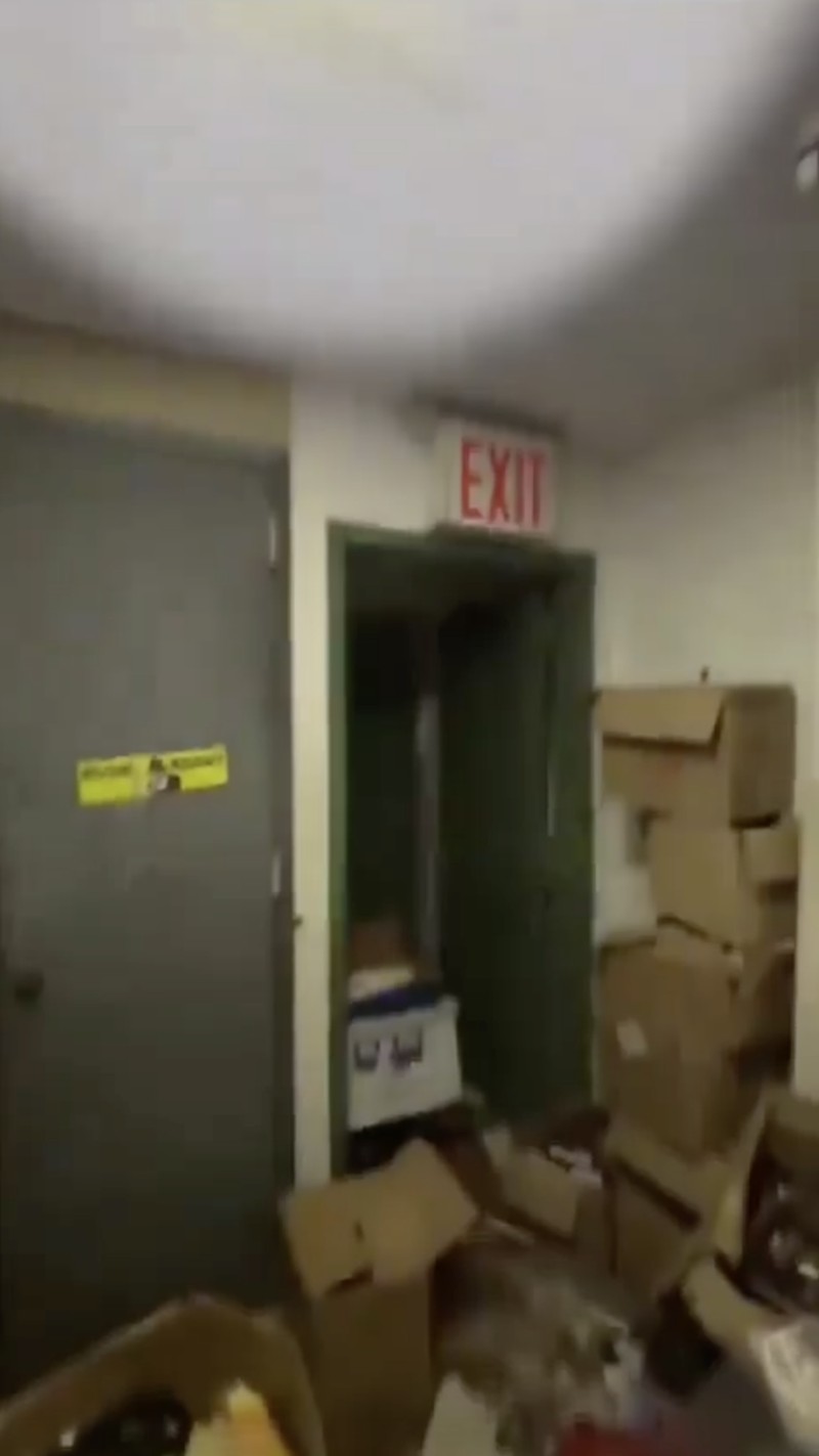 Sebuah sinagoge di Brooklyn, New York, rusak usai sekte Yahudi Hasidic menemukan terowongan bawah tanah yang diduga dibangun oleh jemaat sesat. Sebuah sinagoge di Brooklyn, New York, rusak usai sekte Yahudi Hasidic menemukan terowongan bawah tanah yang diduga dibangun oleh jemaat sesat. (Tangkapan Layar Media X @OttawaPatriot88)