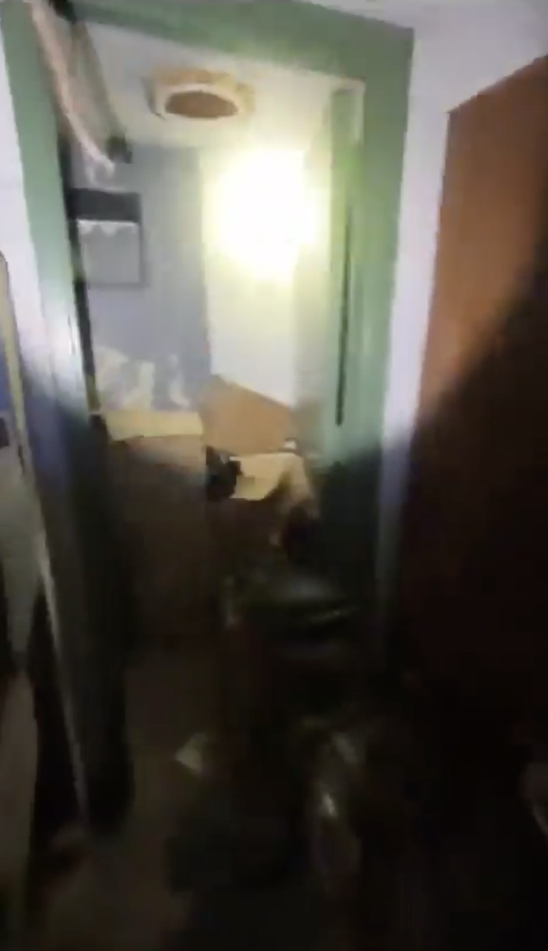 Sebuah sinagoge di Brooklyn, New York, rusak usai sekte Yahudi Hasidic menemukan terowongan bawah tanah yang diduga dibangun oleh jemaat sesat. Sebuah sinagoge di Brooklyn, New York, rusak usai sekte Yahudi Hasidic menemukan terowongan bawah tanah yang diduga dibangun oleh jemaat sesat. (Tangkapan Layar Media X @OttawaPatriot88)