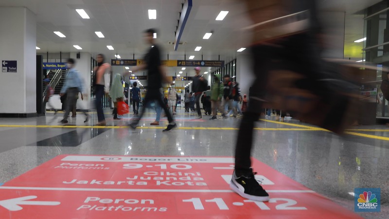 Sejumlah penumpang Kereta Api menunggu keberangkatan di Stasiun Manggarai, Jakarta, Kamis, (11/1/2023). Sejumlah penumpang Kereta Api menunggu keberangkatan di Stasiun Manggarai, Jakarta, Kamis, (11/1/2023). (CNBC Indonesia/Muhammad Sabki)
