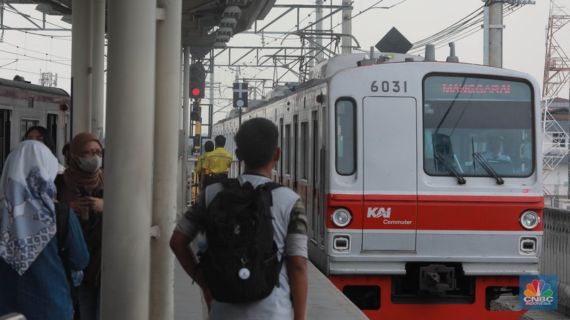 Sejumlah penumpang Kereta Api menunggu keberangkatan di Stasiun Manggarai, Jakarta, Kamis, (11/1/2024). (CNBC Indonesia/Muhammad Sabki)