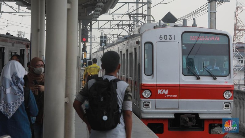 Sejumlah penumpang Kereta Api menunggu keberangkatan di Stasiun Manggarai, Jakarta, Kamis, (11/1/2024). (CNBC Indonesia/Muhammad Sabki)