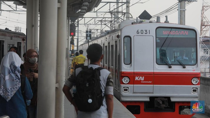Sejumlah penumpang Kereta Api menunggu keberangkatan di Stasiun Manggarai, Jakarta, Kamis, (11/1/2024). (CNBC Indonesia/Muhammad Sabki)