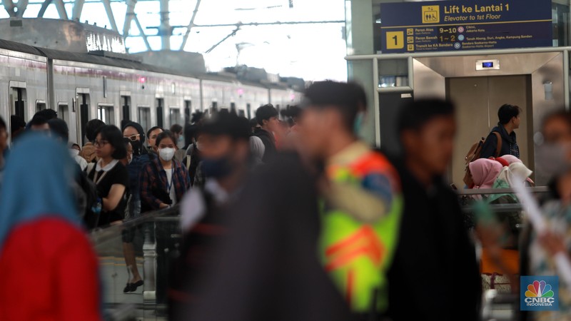 Sejumlah penumpang Kereta Api menunggu keberangkatan di Stasiun Manggarai, Jakarta, Kamis, (11/1/2023). (CNBC Indonesia/Muhammad Sabki)