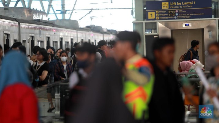 Sejumlah penumpang Kereta Api menunggu keberangkatan di Stasiun Manggarai, Jakarta, Kamis, (11/1/2024). (CNBC Indonesia/Muhammad Sabki)