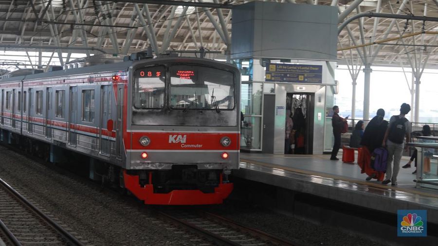 Sejumlah penumpang Kereta Api menunggu keberangkatan di Stasiun Manggarai, Jakarta, Kamis, (11/1/2024). (վ/Muhammad Sabki)