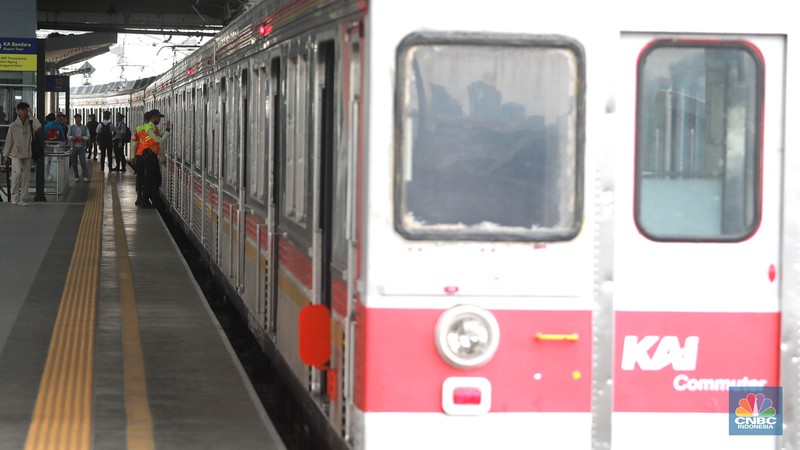 Sejumlah penumpang Kereta Api menunggu keberangkatan di Stasiun Manggarai, Jakarta, Kamis, (11/1/2023). (CNBC Indonesia/Muhammad Sabki)