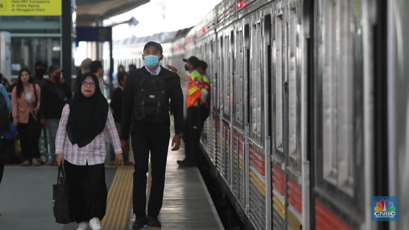 Sejumlah penumpang Kereta Api menunggu keberangkatan di Stasiun Manggarai, Jakarta, Kamis, (11/1/2023). (CNBC Indonesia/Muhammad Sabki)