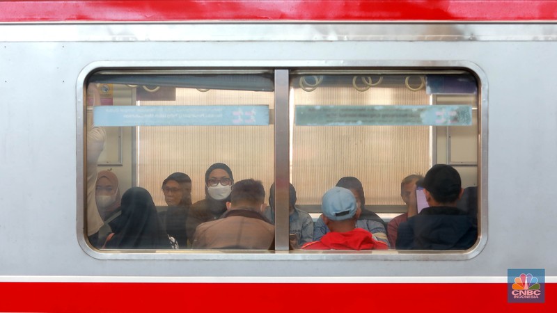 Sejumlah penumpang Kereta Api menunggu keberangkatan di Stasiun Manggarai, Jakarta, Kamis, (11/1/2023). (CNBC Indonesia/Muhammad Sabki)
