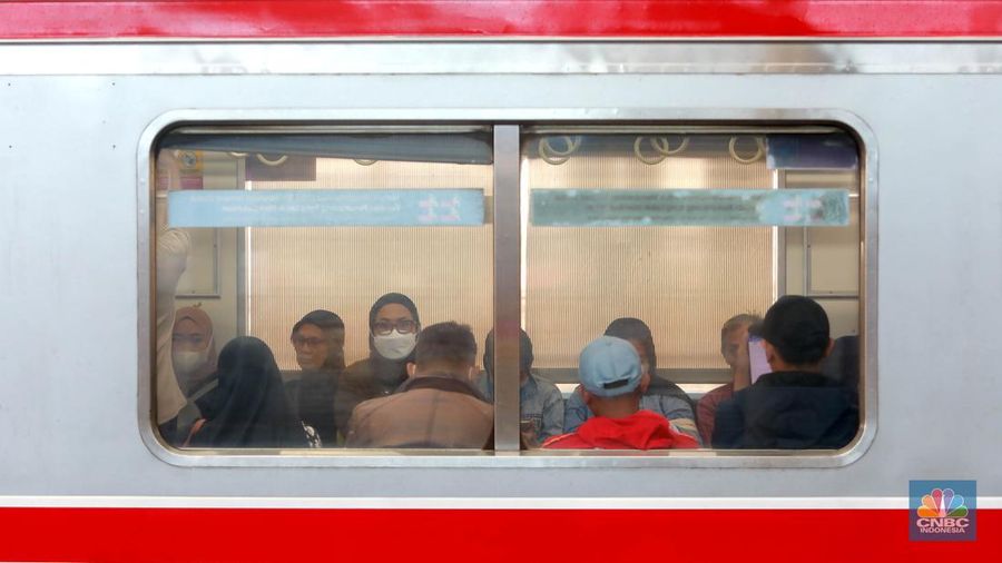 Sejumlah penumpang Kereta Api menunggu keberangkatan di Stasiun Manggarai, Jakarta, Kamis, (11/1/2023). (CNBC Indonesia/Muhammad Sabki)