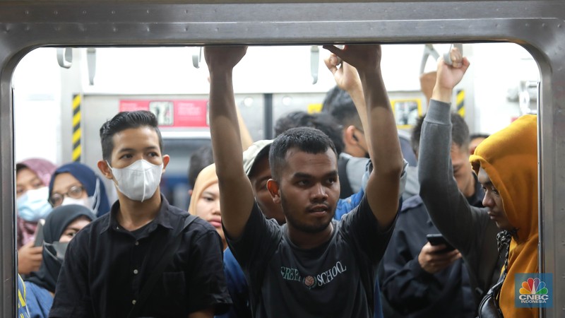 Sejumlah penumpang Kereta Api menunggu keberangkatan di Stasiun Manggarai, Jakarta, Kamis, (11/1/2023). Sejumlah penumpang Kereta Api menunggu keberangkatan di Stasiun Manggarai, Jakarta, Kamis, (11/1/2023). (CNBC Indonesia/Muhammad Sabki)