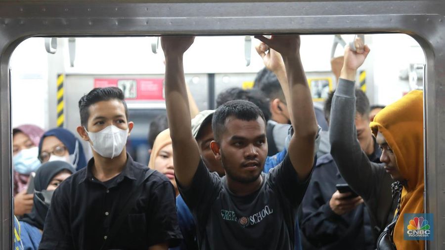 Sejumlah penumpang Kereta Api menunggu keberangkatan di Stasiun Manggarai, Jakarta, Kamis, (11/1/2024). (CNBC Indonesia/Muhammad Sabki)