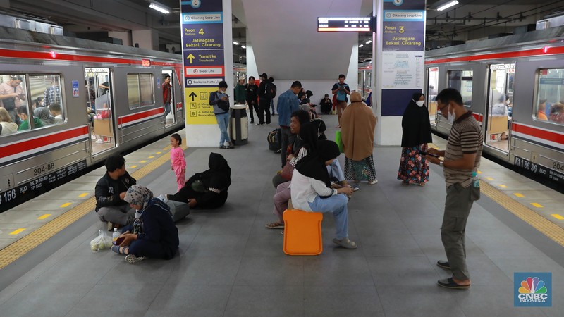 Sejumlah penumpang Kereta Api menunggu keberangkatan di Stasiun Manggarai, Jakarta, Kamis, (11/1/2024). (CNBC Indonesia/Muhammad Sabki)