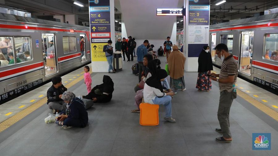 Sejumlah penumpang Kereta Api menunggu keberangkatan di Stasiun Manggarai, Jakarta, Kamis, (11/1/2024). (CNBC Indonesia/Muhammad Sabki)