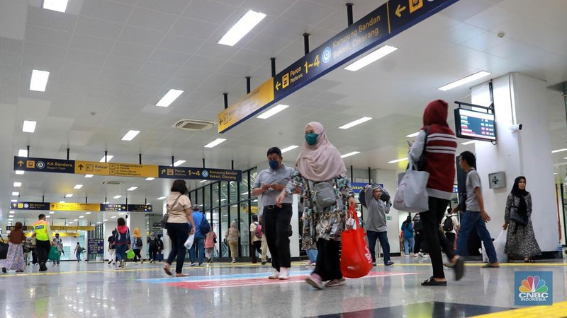 Sejumlah penumpang Kereta Api menunggu keberangkatan di Stasiun Manggarai, Jakarta, Kamis, (11/1/2023). (CNBC Indonesia/Muhammad Sabki)