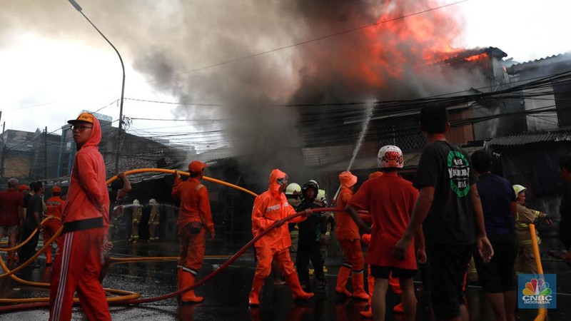 Sejumlah petugas pemadam kebakaran memadamkan api di sebuah bangunan rumah di Jl Dr Saharjo No 90 RT 01/RW 07, Kelurahan Menteng Atas, Setiabudi, Jakarta Selatan, Kamis, (11/1/2024). (CNBC Indonesia/Muhammad Sabki)