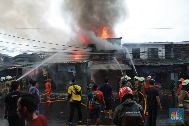 Sejumlah petugas pemadam kebakaran memadamkan api di sebuah bangunan rumah di Jl Dr Saharjo No 90 RT 01/RW 07, Kelurahan Menteng Atas, Setiabudi, Jakarta Selatan, Kamis, (11/1/2024). Sejumlah petugas pemadam kebakaran memadamkan api di sebuah bangunan rumah di Jl Dr Saharjo No 90 RT 01/RW 07, Kelurahan Menteng Atas, Setiabudi, Jakarta Selatan, Kamis, (11/1/2024). (CNBC Indonesia/Muhammad Sabki)