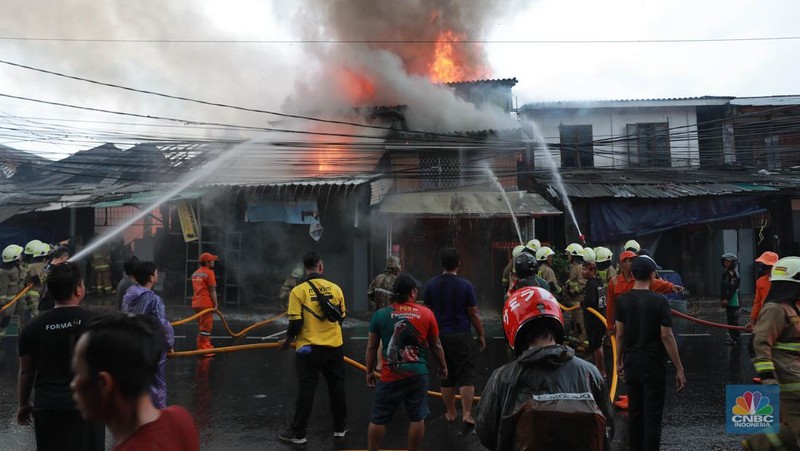 Sejumlah petugas pemadam kebakaran memadamkan api di sebuah bangunan rumah di Jl Dr Saharjo No 90 RT 01/RW 07, Kelurahan Menteng Atas, Setiabudi, Jakarta Selatan, Kamis, (11/1/2024). (CNBC Indonesia/Muhammad Sabki)