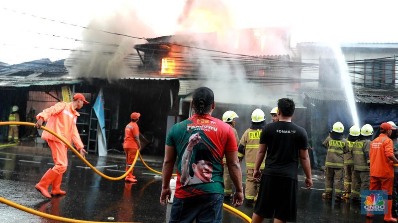 Sejumlah petugas pemadam kebakaran memadamkan api di sebuah bangunan rumah di Jl Dr Saharjo No 90 RT 01/RW 07, Kelurahan Menteng Atas, Setiabudi, Jakarta Selatan, Kamis, (11/1/2024). (CNBC Indonesia/Muhammad Sabki)