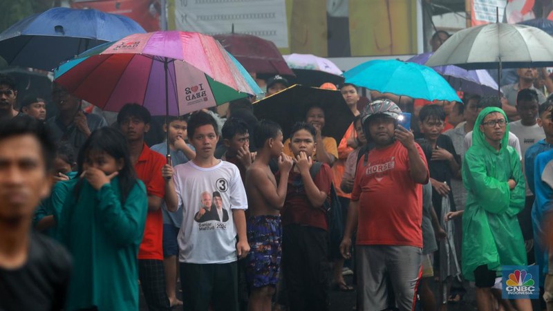 Sejumlah petugas pemadam kebakaran memadamkan api di sebuah bangunan rumah di Jl Dr Saharjo No 90 RT 01/RW 07, Kelurahan Menteng Atas, Setiabudi, Jakarta Selatan, Kamis, (11/1/2024). (CNBC Indonesia/Muhammad Sabki)