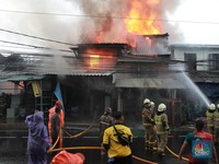 Penampakan Kebakaran Besar di Kawasan Saharjo Saat Hujan Deras di DKI