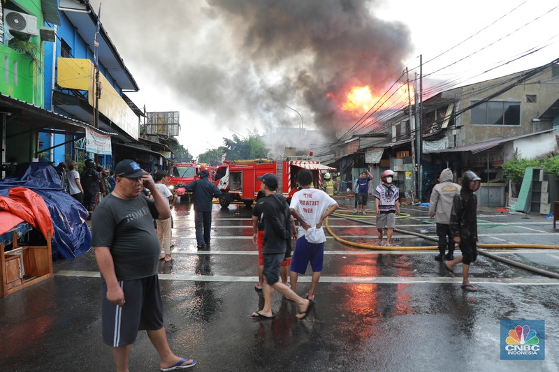 Sejumlah petugas pemadam kebakaran memadamkan api di sebuah bangunan rumah di Jl Dr Saharjo No 90 RT 01/RW 07, Kelurahan Menteng Atas, Setiabudi, Jakarta Selatan, Kamis, (11/1/2024). Sejumlah petugas pemadam kebakaran memadamkan api di sebuah bangunan rumah di Jl Dr Saharjo No 90 RT 01/RW 07, Kelurahan Menteng Atas, Setiabudi, Jakarta Selatan, Kamis, (11/1/2024). (CNBC Indonesia/Muhammad Sabki)