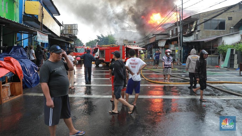 Sejumlah petugas pemadam kebakaran memadamkan api di sebuah bangunan rumah di Jl Dr Saharjo No 90 RT 01/RW 07, Kelurahan Menteng Atas, Setiabudi, Jakarta Selatan, Kamis, (11/1/2024). (CNBC Indonesia/Muhammad Sabki)
