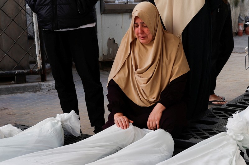 Pasukan Israel menembakkan suar di atas Rafah di Jalur Gaza selatan, di tengah pertempuran yang sedang berlangsung antara Israel dan kelompok militan Palestina Hamas. (Photo by AFP)