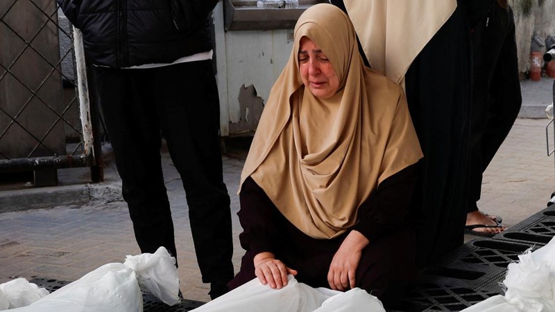 Pasukan Israel menembakkan suar di atas Rafah di Jalur Gaza selatan, di tengah pertempuran yang sedang berlangsung antara Israel dan kelompok militan Palestina Hamas. (Photo by AFP)