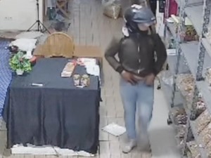 Pura-pura Beli Bawang Goreng, Pria Berhelm Curi HP Penjaga Toko di Depok