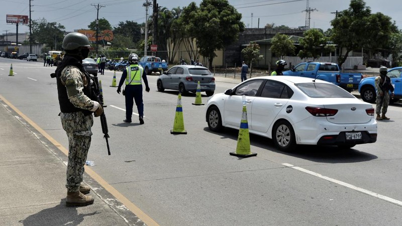 Situasi Ekuador makin mencekam setelah kartel narkoba paling brutal di negara itu, Los Choneros, menyatakan perang melawan pemerintah pada Rabu (10/1) waktu setempat. (AP Photo/Cesar Munoz)