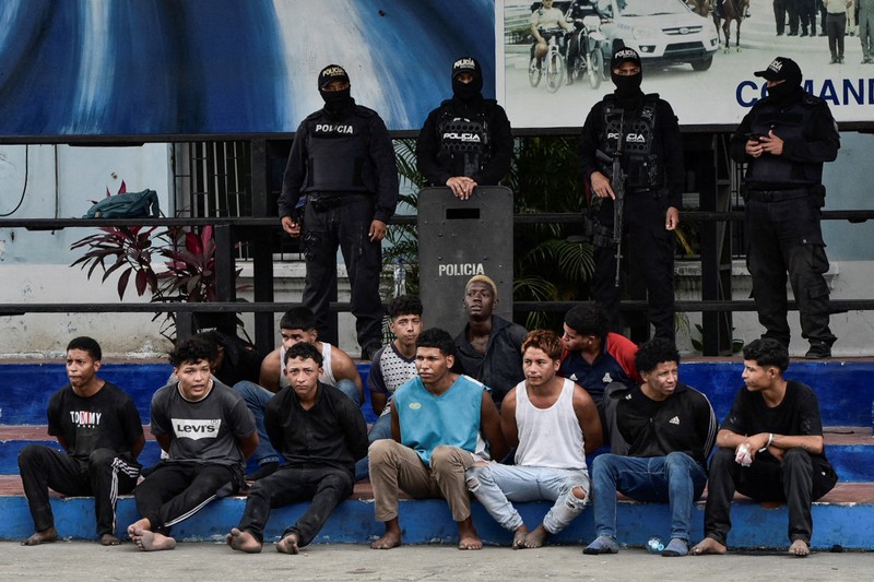 Situasi Ekuador makin mencekam setelah kartel narkoba paling brutal di negara itu, Los Choneros, menyatakan perang melawan pemerintah pada Rabu (10/1) waktu setempat. (AP Photo/Cesar Munoz) Situasi Ekuador makin mencekam setelah kartel narkoba paling brutal di negara itu, Los Choneros, menyatakan perang melawan pemerintah pada Rabu (10/1) waktu setempat. (AP Photo/Cesar Munoz)