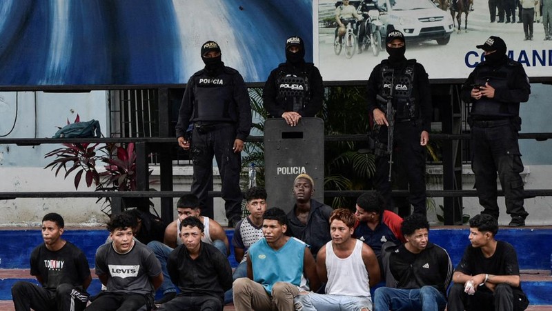 Situasi Ekuador makin mencekam setelah kartel narkoba paling brutal di negara itu, Los Choneros, menyatakan perang melawan pemerintah pada Rabu (10/1) waktu setempat. (AP Photo/Cesar Munoz)