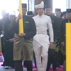 Potret Gagah Pangeran Mateen Tiba di Masjid Jelang Akad Nikah