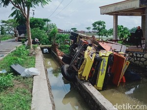 Gegara Hindari Kucing, Truk Beras di Klaten Nyebur ke Sawah