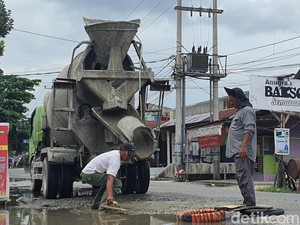 Lepas Tangan Pemkot-Pemprov Soal Jalan Rusak di Pekanbaru Diperbaiki Warga